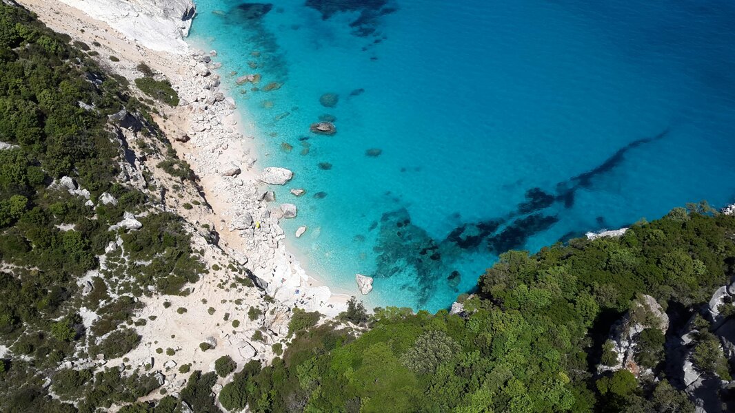 Vista del mare della Sardegna dall'alto