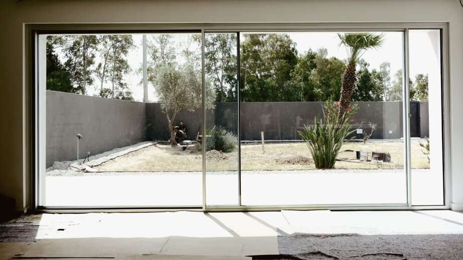 vetrata villa ristrutturata dall'interno vista sul giardino