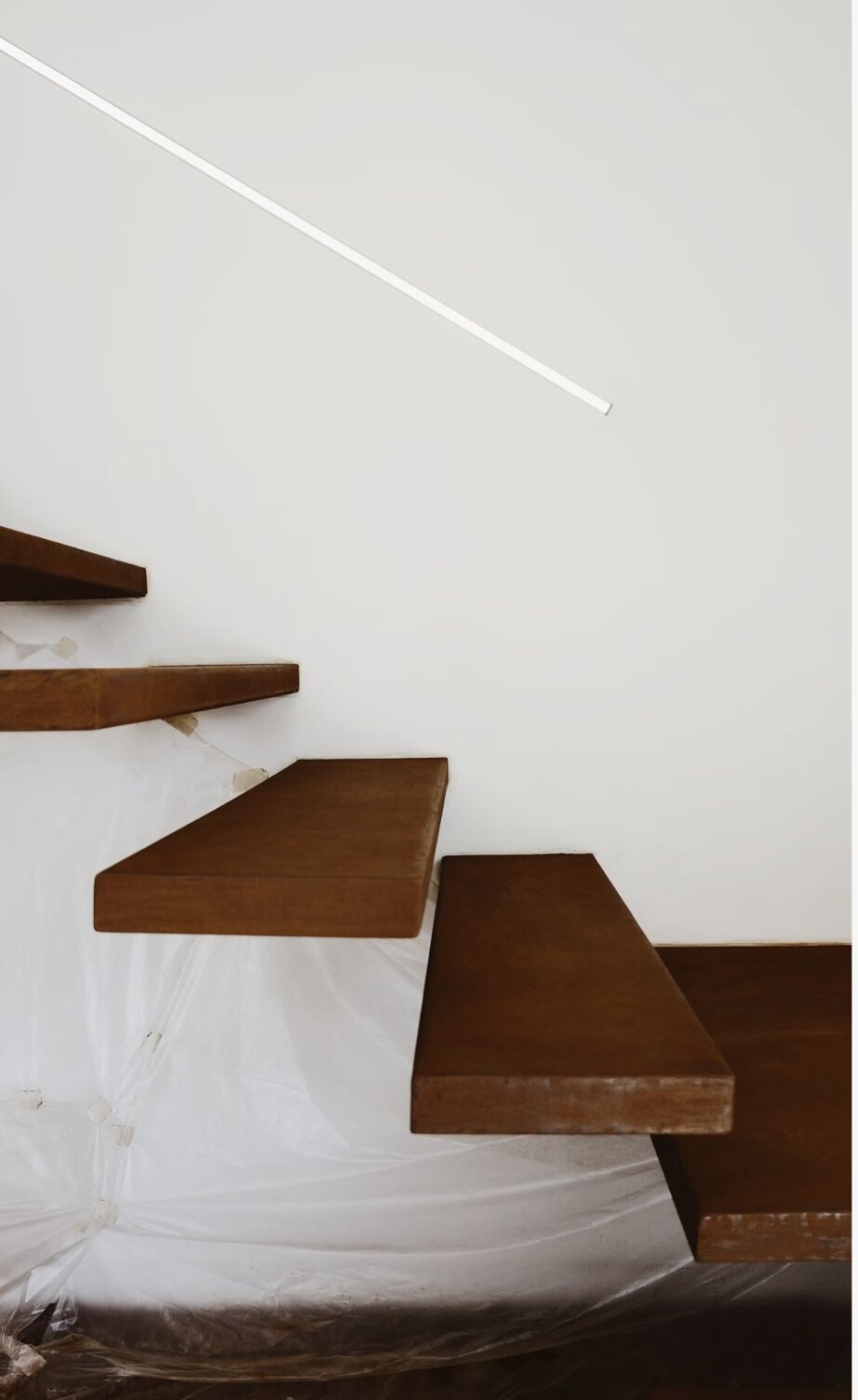 illuminazione della scala in corten della villa moderna ristrutturata