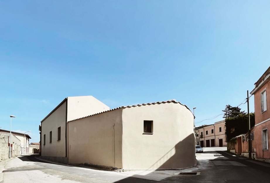 Prospetto della casa campidanese ristrutturata