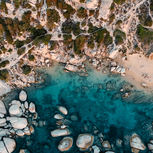 vista dall'alto del mare della Sardegna
