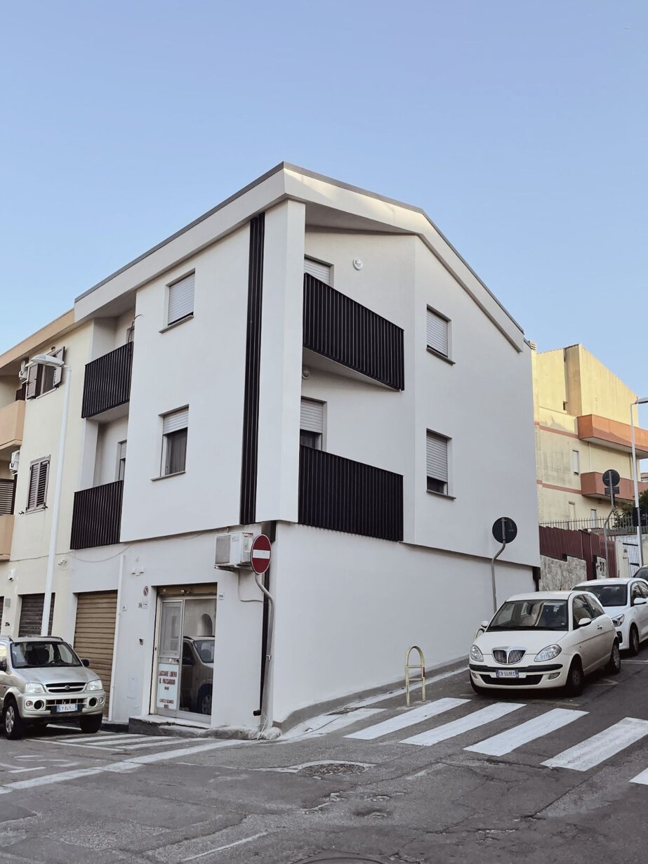 via delle rane pirri facciata con balconi nuovi