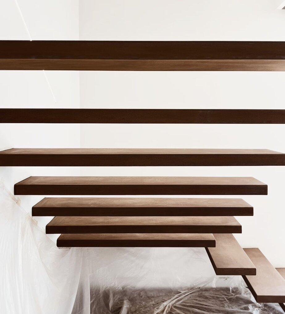 dettaglio scala corten villa ristrutturata