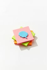 Diversi blocchetti di post-it colorati e sopra una sagoma di call-out di dialogo dei fumetti, a rappresentare la consulenza psicologica che rimane ad un livello di dialogo e di superficie su un problema specifico e non indaga nel profondo.