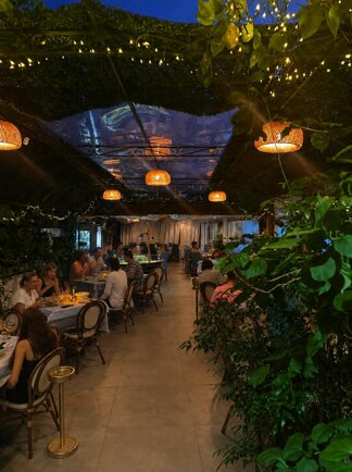 Giardino del ristorante moonlight di sera Giardino del ristorante moonlight di sera