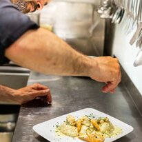 Gnocchi Uno dei nostri piatti signature, gli gnocchi ripieni alla Lucio, con gamberi e zucchine