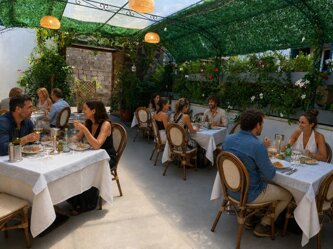 giardino con tavoli pranzo.jpeg