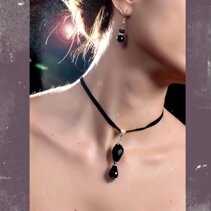 Pietre, collana e orecchini (su calendario)