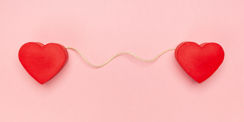 Due cuori collegati da un filo, simbolo della connessione e del legame di coppia