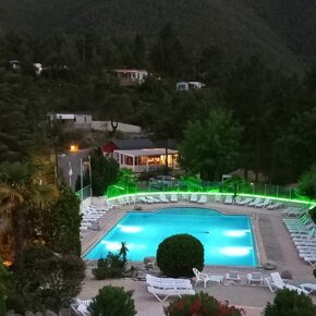 Piscina in notturna