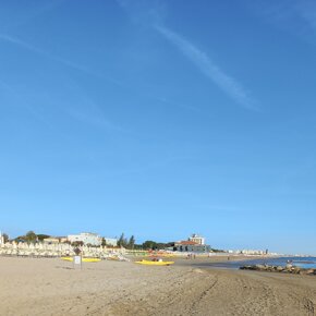 spiaggia di fronte al campeggio