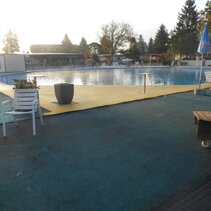 La piscina al centro del villaggio