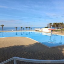 la piscina del villaggio