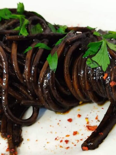 Spaghetti with black garlic