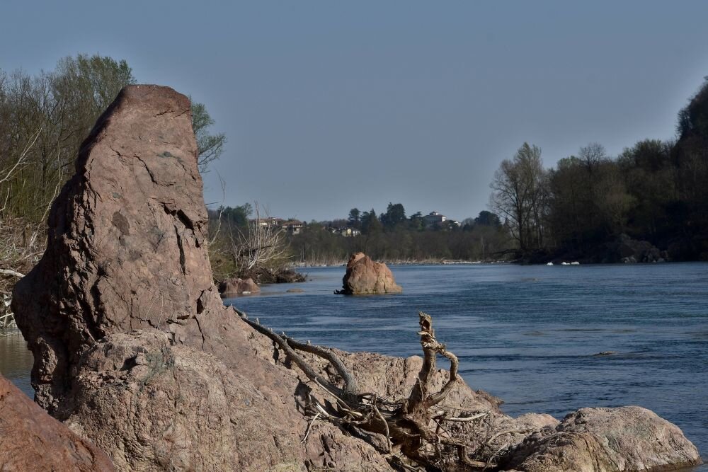 Affioramento di rocce vulcaniche rossastre del supervulcano del Sesia lungo il fiume, a Prato Sesia Sesia