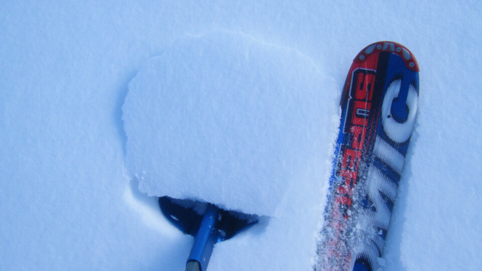 Neve aggregata debolmente dal vento (neve fetrosa)