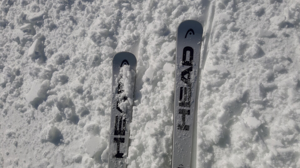 Prima fusione, la neve ha una coesione per capillarit� e forma piccole grumi