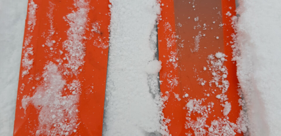 SI vedono i grani di neve di diametro di alcuni mm You can see the grains of snow with a diameter of