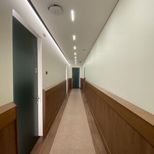 Soluzioni estetiche studiate ad hoc, gola ed incasso binario LED lato porta.