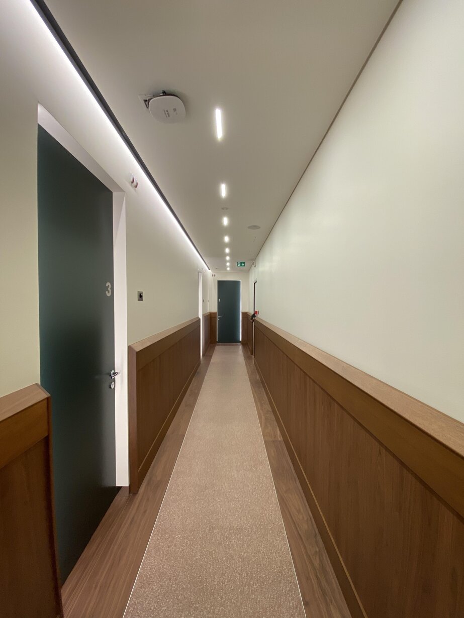 Binari LED incassati raso parete e soffitto, gola luce e scuretti