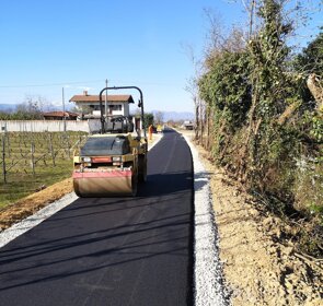 Pista ciclabile Asfaltatura pista ciclabile su rilevato
