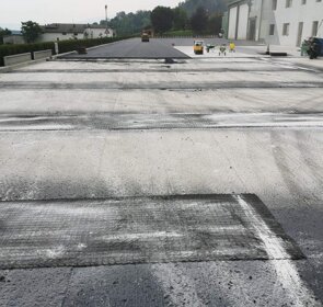 Rinforzo con griglie Posa di geogriglie in fibra per rinforzo fratture su pavimentazione in cemento da ricoprire