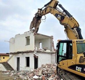 Demolizione Demolizione di fabbricato civile con escavatore attrezzato di pinza
