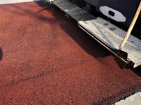 Colori Prova di stesa di asfalto colorato con ossido rosso