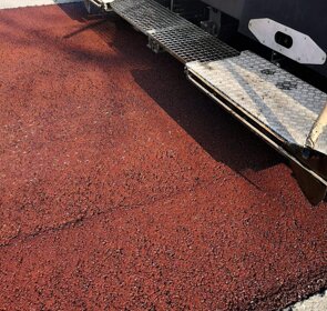 Colori Prova di stesa di asfalto colorato con ossido rosso
