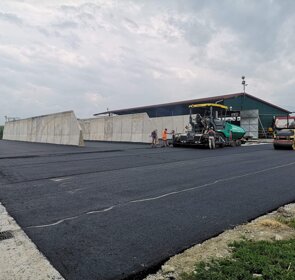 Trincee per insilati Preparazione fondo ed asfaltatura nuove trincee per insilati presso azienda agricola