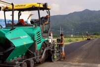 Asfalti provincia Cuneo Stesa tappeto di usura su strada provinciale