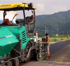 Asfalti provincia Cuneo Stesa tappeto di usura su strada provinciale