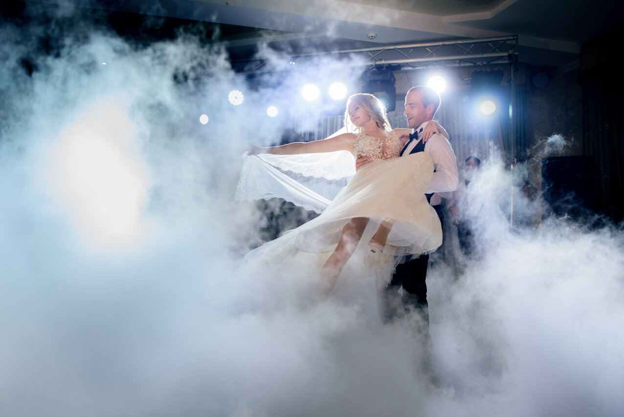 lo-sposo-gira-la-sposa-nel-fumo-che-danza-per-la-prima-volta.jpeg lo-sposo-gira-la-sposa-nel-fumo-che-danza-per-la-prima-volta.jpeg