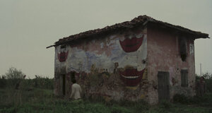 la%20casa%20dalle%20finestre%20che%20ridono%20-%20trailer%20still%20(2).jpeg