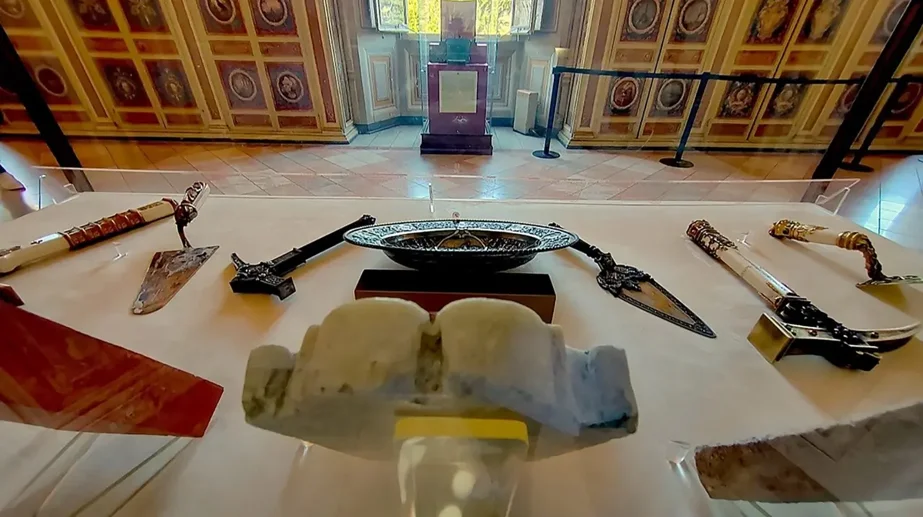 Martelli e cazzuole simboli dell'apertura e chiusura della porte sante.