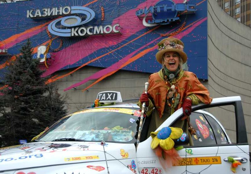 Milano25 davanti all'Hotel kosmos