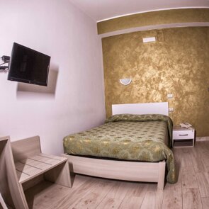 CAMERA DUS SUPERIOR € 60 camera camera con letto alla francese in stile moderno con tutti i comforts