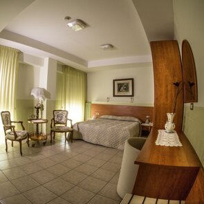 SUITE € 100,00 camera matrimoniale con vista panoramica con tutti i comforts