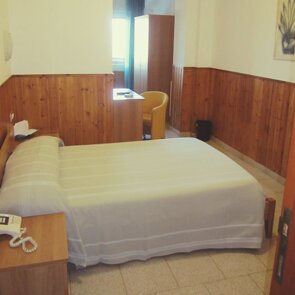 CAMERA DUS STANDARD € 55 camera con letto alla francese in stile classico con tutti i comforts