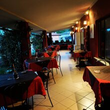 PORTICO Vista del portico esterno della trattoria
