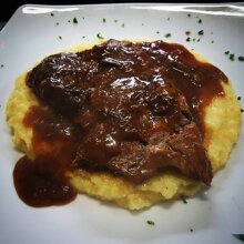 BRASATO AL GATTINARA Cappello del prete al Gattinara con la polenta