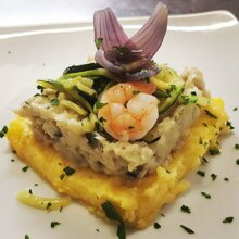 POLENTA E MERLUZZO crostone di polenta con trittico di merluzzo, gamberi e zucchine