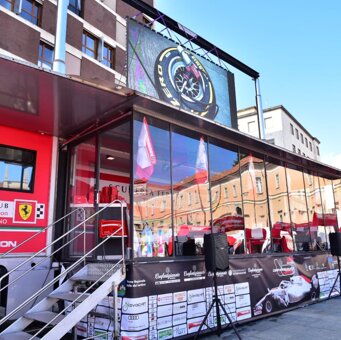 camion con maxischermo sopra al tetto Al gran Premio di Monza il nostro truck in piazza per la Ferrari con all'interno lo stand