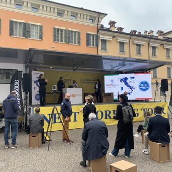 Truck per tour del ministero A bordo del truck aperto ad uso palco è stata fatta campagna di informazione per i giovani in tutta