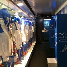 Interno del truck per la Puma Vista interna del truck con la vetrina espositiva di tutte le maglie dei giocatori della nazionale Interno del truck per la Puma Vista interna del truck con la vetrina espositiva di tutte le maglie dei giocatori della nazionale