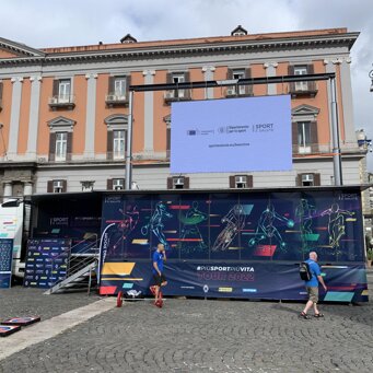 vista frontale truck hospitality truck ad uso sala riunioni con ampia vetrata frontale e allestimento interno per conferenze e meetin