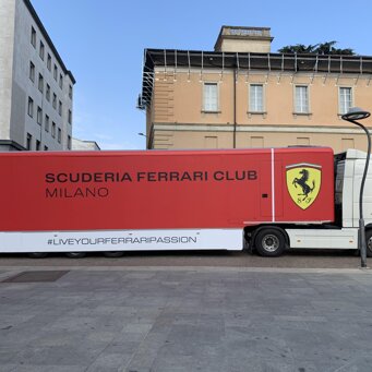 truck decorato per campagna pubblicitaria stand mobile con il nostro truck per la scuderia Ferrari in occasione del Gran Premio di Monza