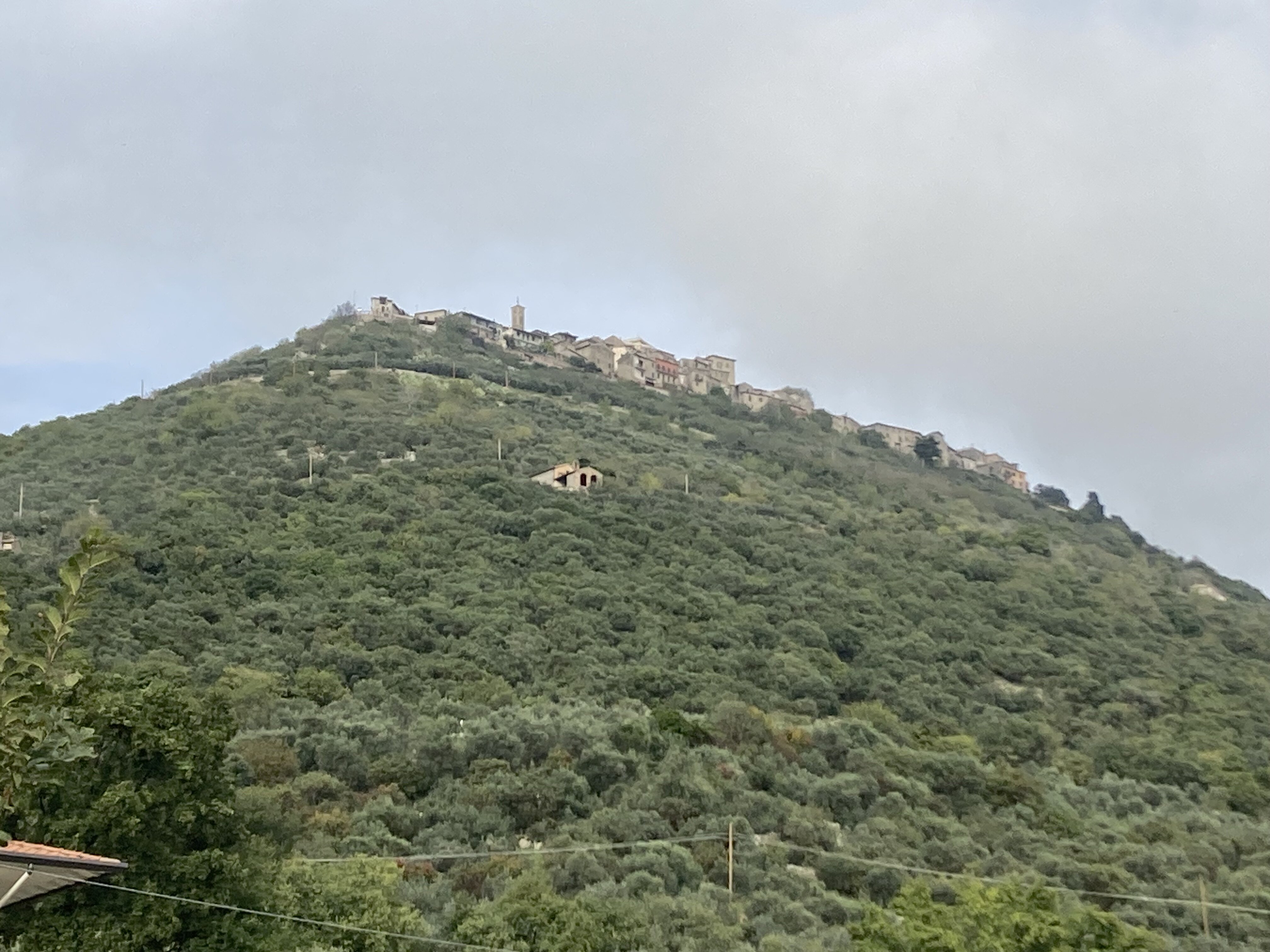 Un borgo in cima al colle Un borgo in cima al colle