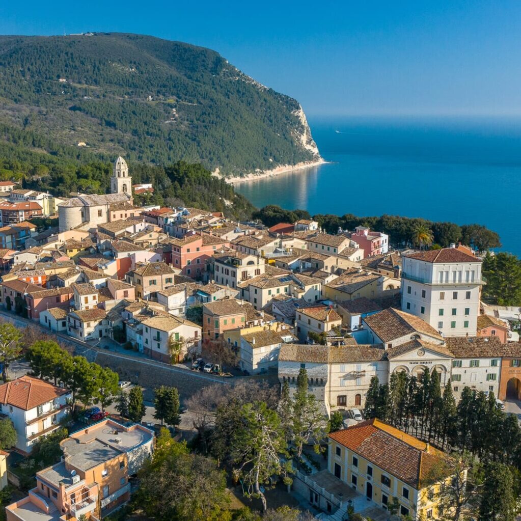 veduta_aerea_sirolo_centro_conero.jpeg veduta_aerea_sirolo_centro_conero.jpeg