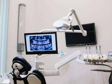 dentista con tecnologie avanzate